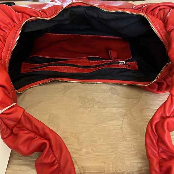 NWT - Liviana Conti ~$450 MSRP - Large Sling Bag in Red Leather - Picture 6 of 9